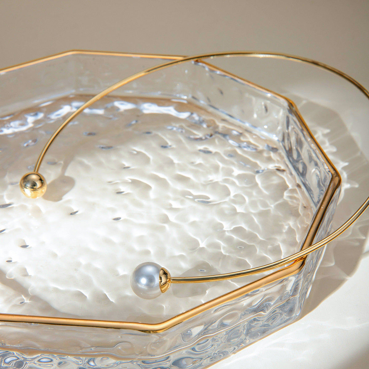 Modern pearl wire collar