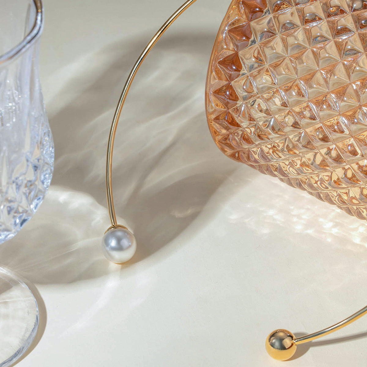 Modern pearl wire collar